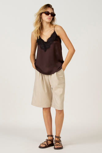 Blouse brune Astrid Black Label avec des bordures et des détails tels qu'une matière soie et de fines bretelles d'épaule.