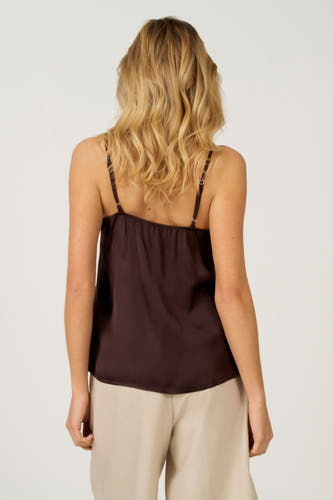 Blouse brune Astrid Black Label, vue de derrière, avec des bandes spaghetti et une légère jupe.