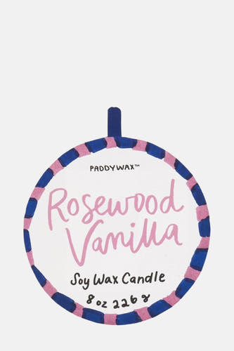 Multikleurige kaars van PADDY WAX met roze en blauwe accenten, voorzien van een opschrift en een hanglus.
