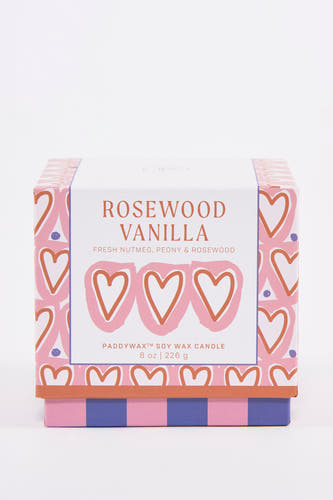Multikleurige kaars van Paddywax, met een decoratief hartjespatroon en paarse accenten.
