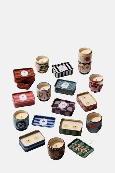 Roze kaars van PADDY WAX, met diverse kleurrijke en decoratieve blikken en keramische houders, inclusief lucifers.
