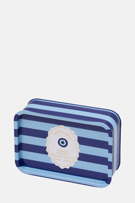 Bougie bleue de PADDY WAX, avec des rayures horizontales dans différentes teintes de bleu.