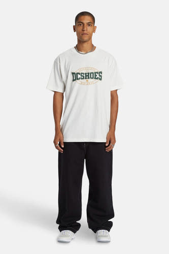 Zwarte wide jeans van DC SHOES, gecombineerd met een wit T-shirt en een zilveren ketting.