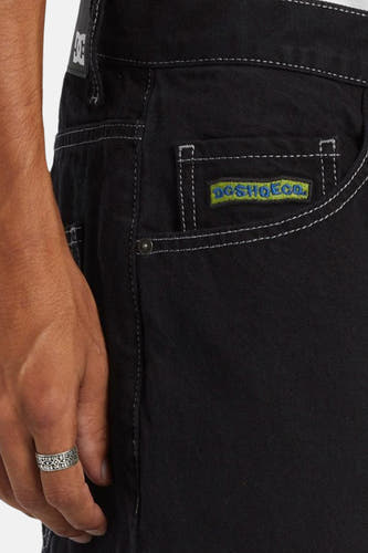 Zwarte wijde jeans van denim van DC SHOES, met witte stiksels en een geborduurde logo patch.