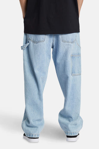 Jeans wide van lichtblauw denim van DC SHOES, met steekzak en achterzakken, op de rug gezien.