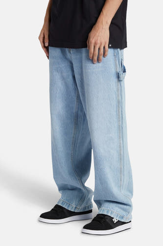 Wijde jeans van lichtblauw denim van DC SHOES, met een losse pasvorm en zwarte schoenen.
