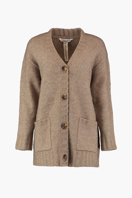 Beige gebreid vest van ZABAIONE met V-hals, bruine knopen en twee opgestikte zakken.