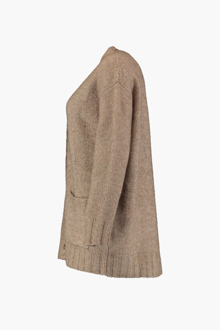 Beige gebreid gilet van ZABAIONE met lange mouwen, ribboorden, zakken en in zijaanzicht.