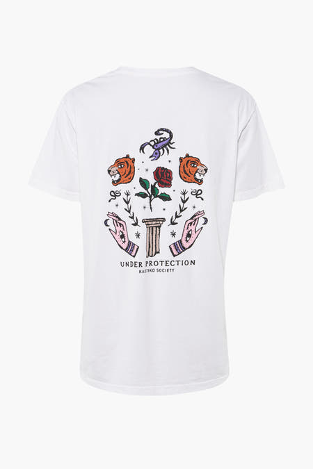 Wit T-shirt met korte mouwen van KAOTIKO, met een opvallende print op de achterkant met tijgers, een schorpioen en de tekst "Under Protection".