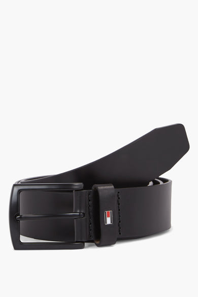 Ceinture noire de TOMMY JEANS, avec une boucle argentée et un détail de logo sur la boucle.