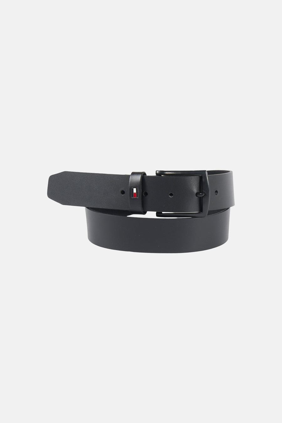 Zwarte riem van TOMMY JEANS met een zwarte gesp en een rood, wit, blauw vlaglogo op de lus.
