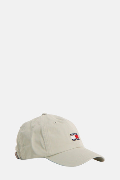 Groene pet van TOMMY JEANS, met een klein logo op de voorkant.