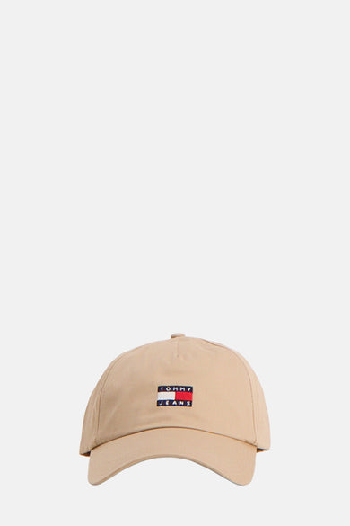 Beige pet van TOMMY JEANS, met het logo embleem vooraan.
