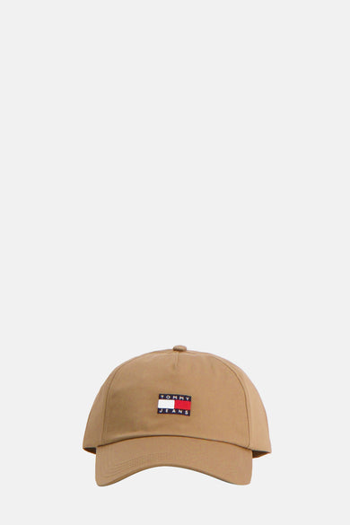 Beige pet van Tommy Jeans, met logo patch voorop.
