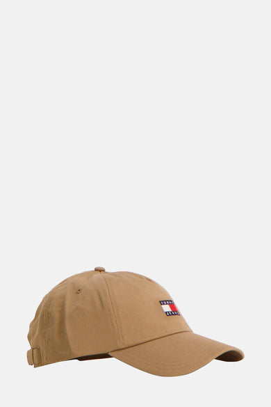 Chapeau beige de TOMMY JEANS, avec logo sur l'avant et bande ajustable à l'arrière.