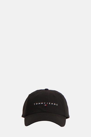 Zwarte pet van TOMMY JEANS, met geborduurde merknaam op de voorkant.
