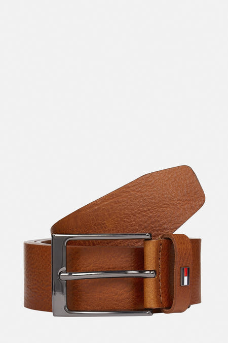 Bruine riem van TOMMY JEANS met zilverkleurige gesp en subtiel logo detail.

