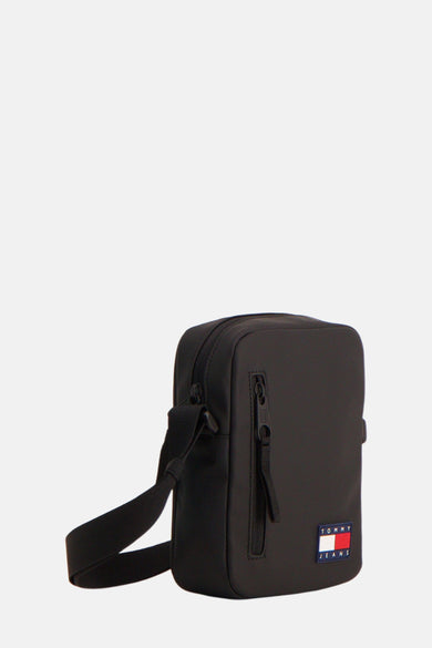 Zwarte schoudertas van TOMMY JEANS, met een verstelbare schouderband en een logo op de voorkant.
