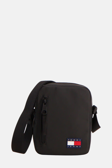Sac à dos noir de TOMMY JEANS avec une sangle d'épaule réglable et une poche à fermeture éclair à l'avant.