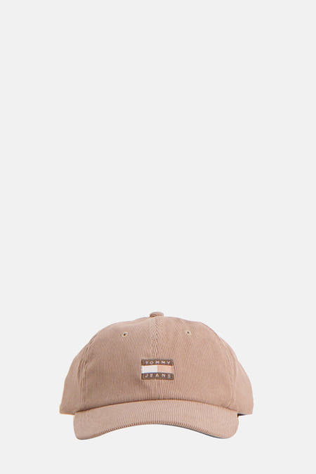 Chapeau beige de TOMMY JEANS avec texture en corduroy et logo de la marque sur l'avant.