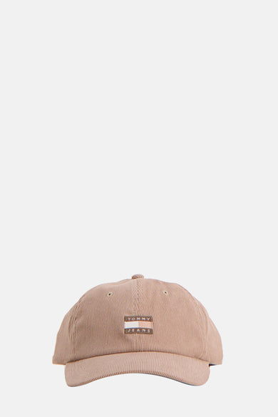 Beige pet van TOMMY JEANS met corduroy textuur en merklogo op de voorkant.