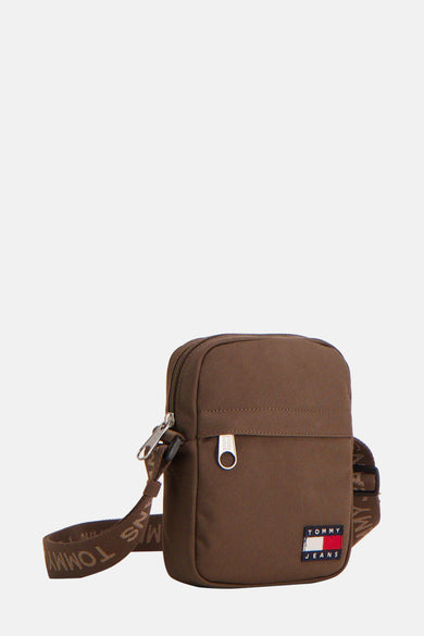Sac à dos brun de Tommy Jeans avec une sangle d'épaule ajustable avec logo.