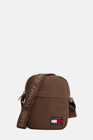 Sac à dos brun de TOMMY JEANS, avec logo sur la bandoulière et sur le sac.