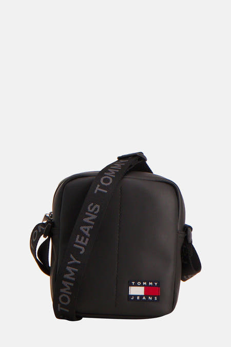 Zwarte schoudertas van Tommy Jeans met verstelbare schouderband en herkenbaar logo.