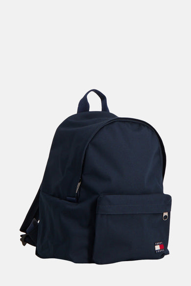 Sac à dos bleu de Tommy Jeans avec poche avant et une boucle sur le dessus.