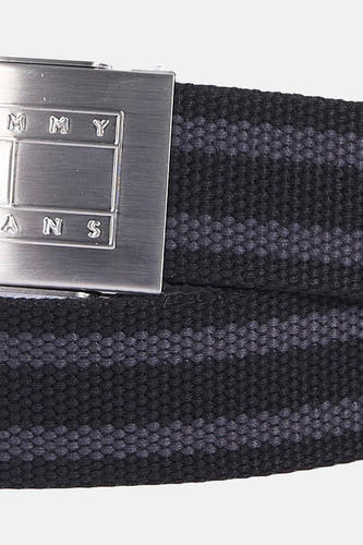 Zwarte riem van TOMMY JEANS met een gestreept patroon en zilverkleurige gesp.
