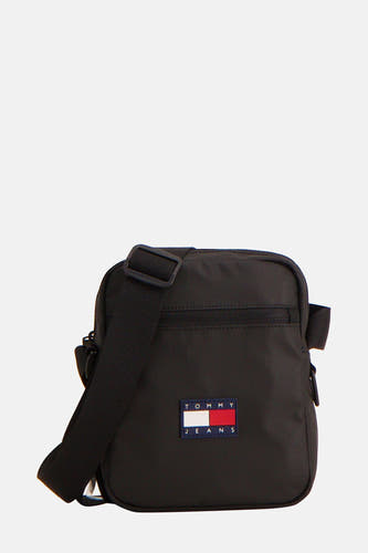 Zwarte schoudertas van Tommy Jeans met een verstelbare schouderband en logo detail.