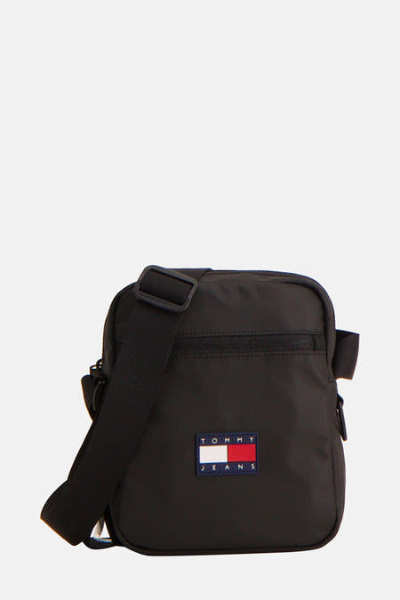 Zwarte schoudertas van Tommy Jeans met een verstelbare schouderband en logo detail.
