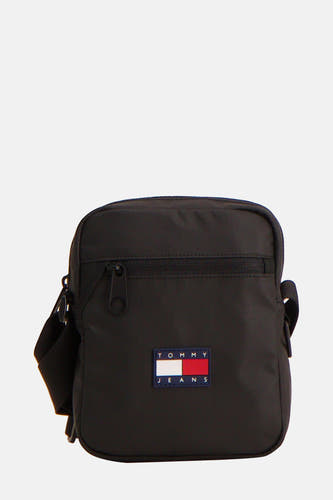 Zwarte schoudertas van TOMMY JEANS, met een logo in de kleuren rood, wit en blauw.