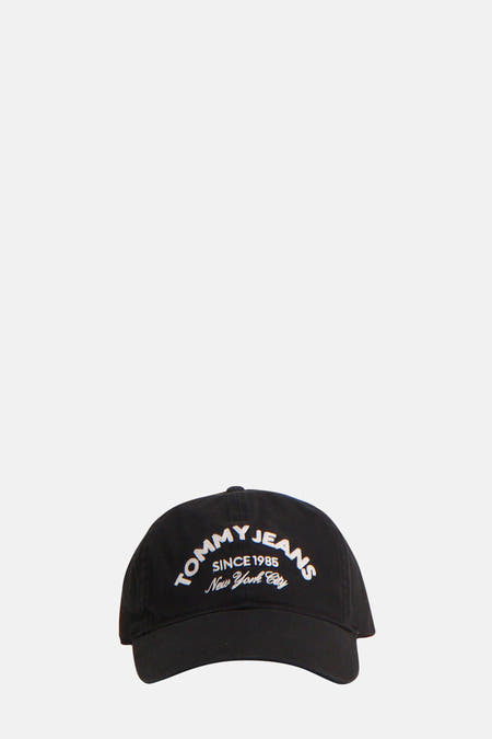 Zwarte pet van TOMMY JEANS met witte merknaam en 'New York City' borduursel.

