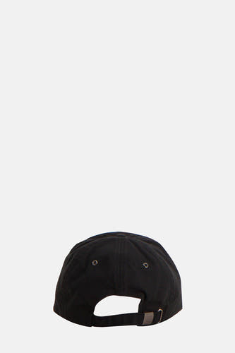 Zwarte pet van TOMMY JEANS, met een verstelbare band aan de achterkant.
