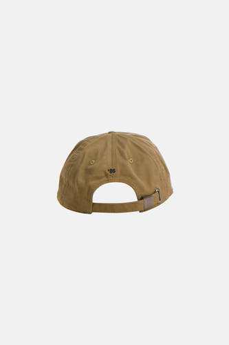 Groene pet van TOMMY JEANS, met een verstelbare band aan de achterkant en het nummer '85'.