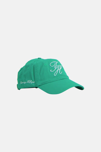 Groene pet van TOMMY JEANS met wit geborduurd 'TH' monogram voorop en 'Tommy Hilfiger' achterop, zijaanzicht.