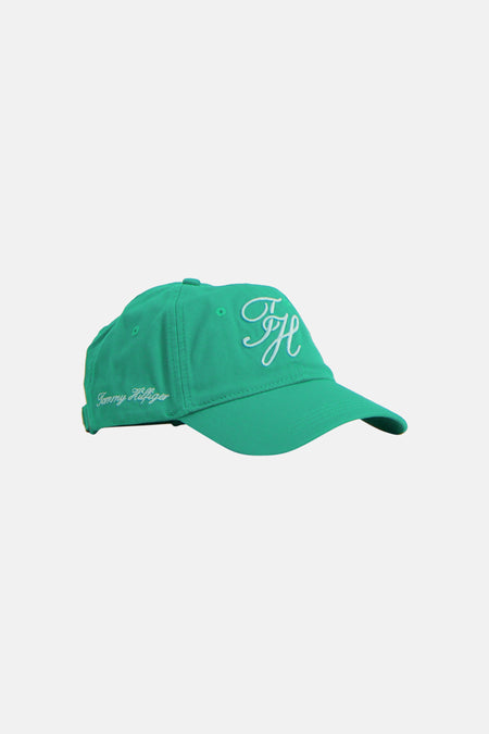 Casquette verte TOMMY JEANS avec monogramme 'TH' blanc brodé sur le devant et 'Tommy Hilfiger' à l'arrière, vue latérale.