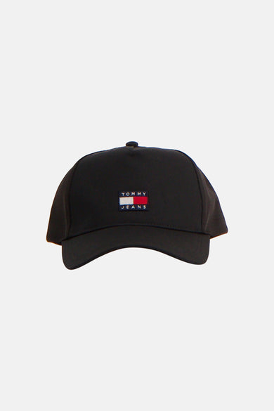 Zwarte pet van Tommy Jeans met geborduurd logo.