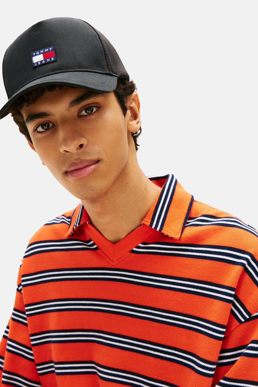 Casquette noire Tommy Jeans, avec détail logo sur le devant.