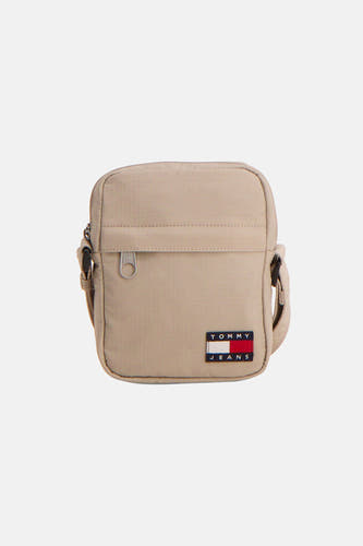 Sac à bandoulière beige de TOMMY JEANS, avec détail logo et bandoulière réglable.