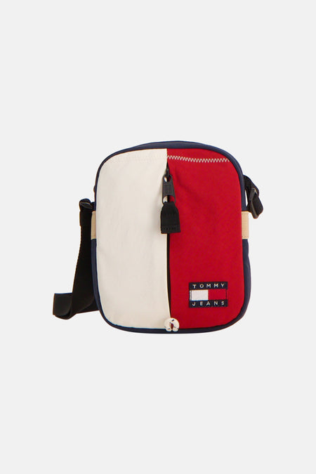 Multicolor schoudertas van TOMMY JEANS met wit-rood panelen, contrastnaden en logo patch, front view