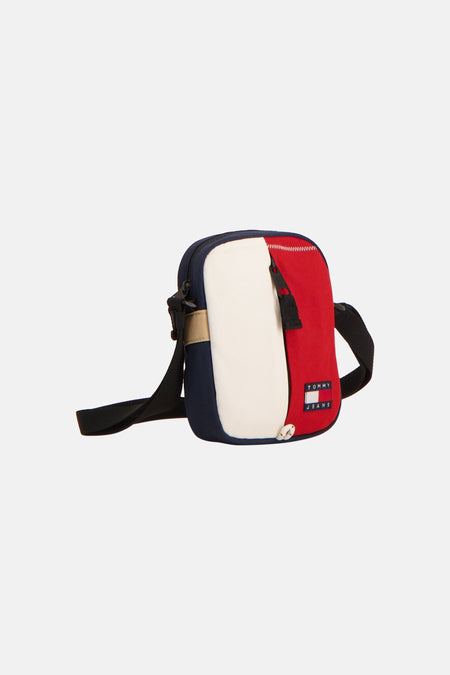 Multicolor schoudertas van TOMMY JEANS met rode, witte en blauwe panelen en logo-patch, voorzien van zwarte schouderband