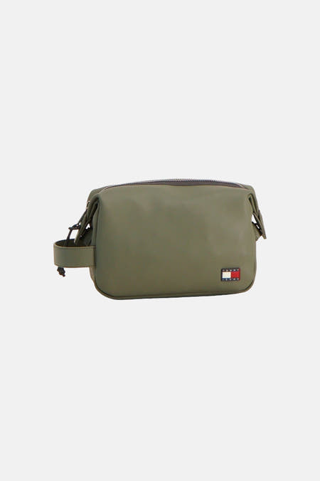 Groene gladde toilettas van TOMMY JEANS met ritssluiting, een polsbandje en een logopatch.
