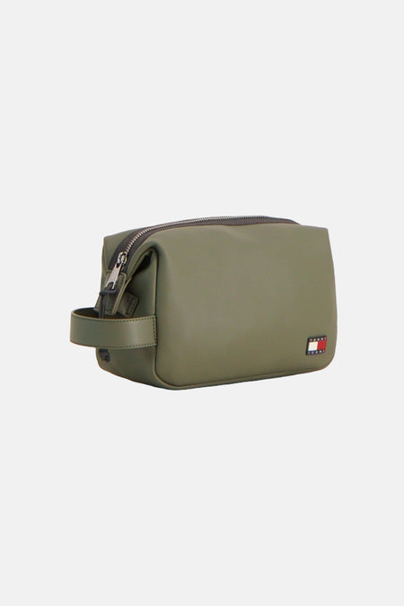 Groene toilettas van TOMMY JEANS met zilverkleurige rits, een klein handvat en logo op de voorkant.
