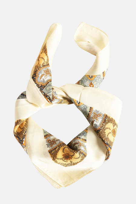 Geel zomersjaaltje van Access® met een paisley print en geknoopte uiteinden.
