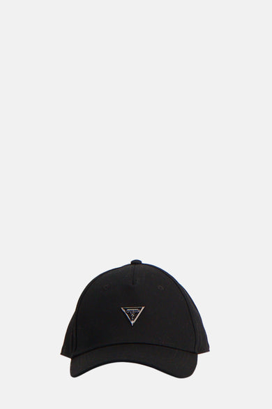 Zwarte pet van Guess, met een metalen driehoekig logo op de voorkant.