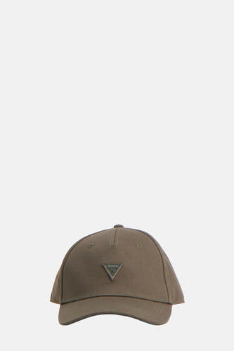 Kaki pet van Guess, met een driehoekig logo op de voorkant en een effen ontwerp.
