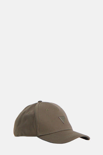 Kaki pet van Guess, met een driehoekig logo op de voorkant.
