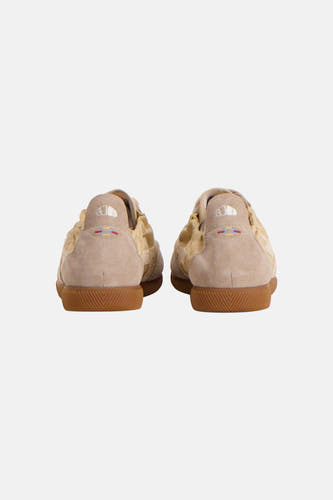 Beige suede sneakers van AMERICANINO, achterkant weergave met kleurrijke borduurwerk en gumzool
